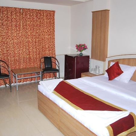Oyo 9633 Hotel Srinidhi Residency Бангалор Экстерьер фото
