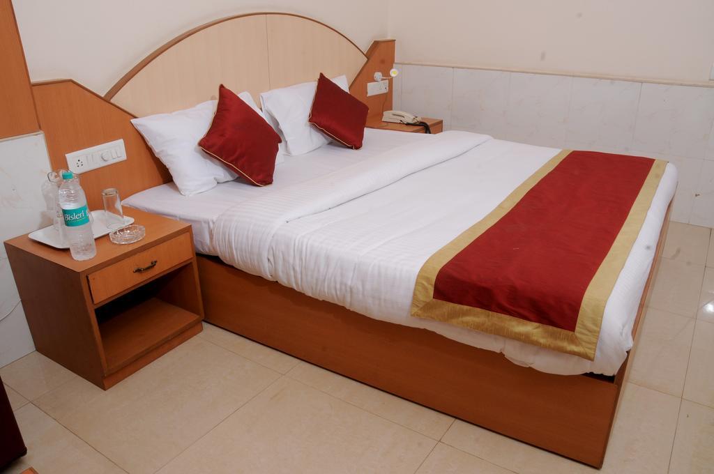 Oyo 9633 Hotel Srinidhi Residency Бангалор Экстерьер фото
