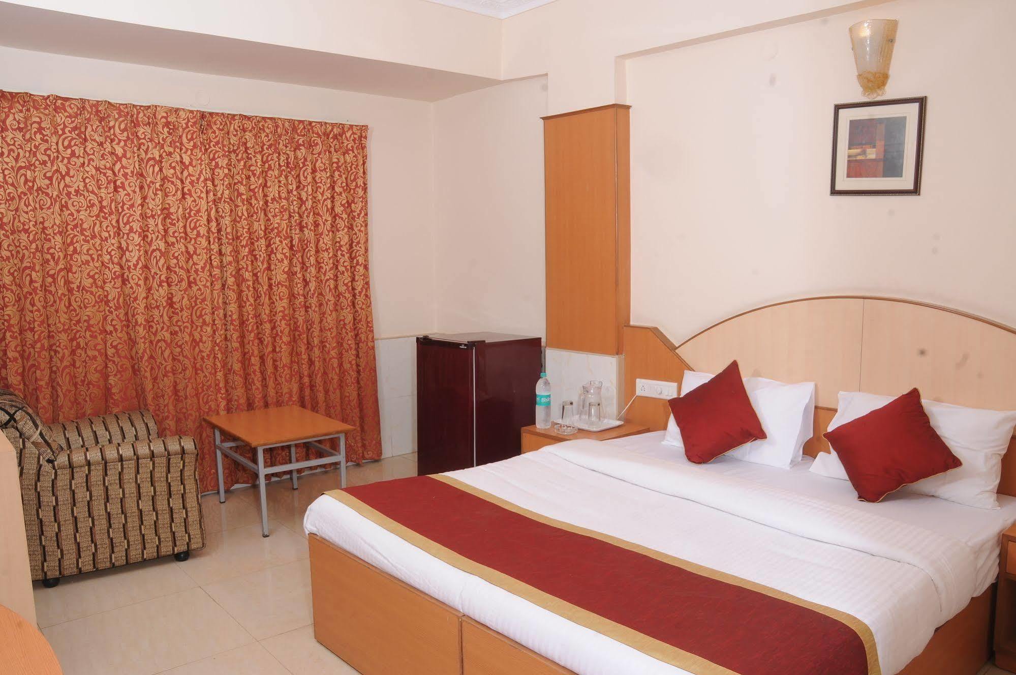 Oyo 9633 Hotel Srinidhi Residency Бангалор Экстерьер фото