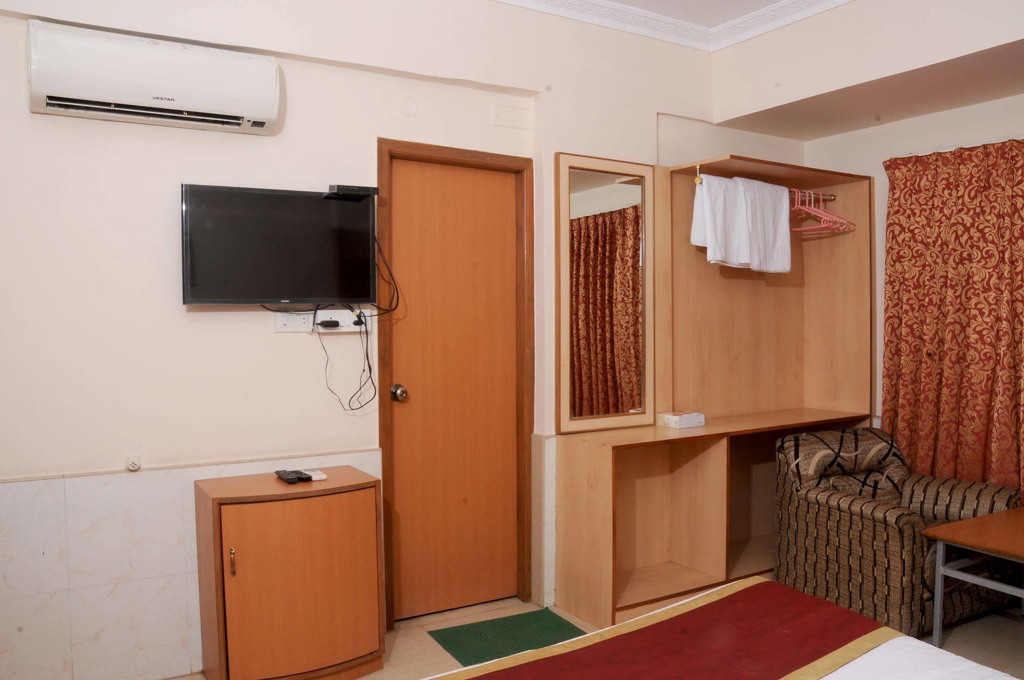 Oyo 9633 Hotel Srinidhi Residency Бангалор Экстерьер фото