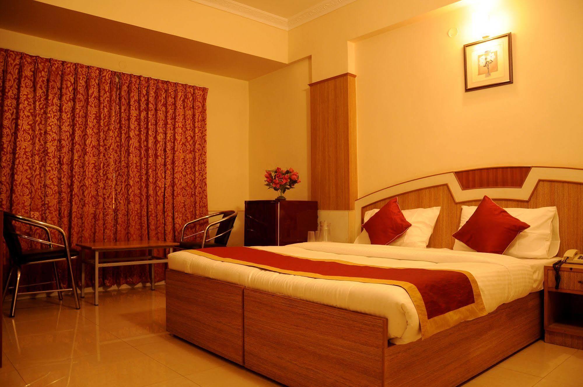 Oyo 9633 Hotel Srinidhi Residency Бангалор Экстерьер фото