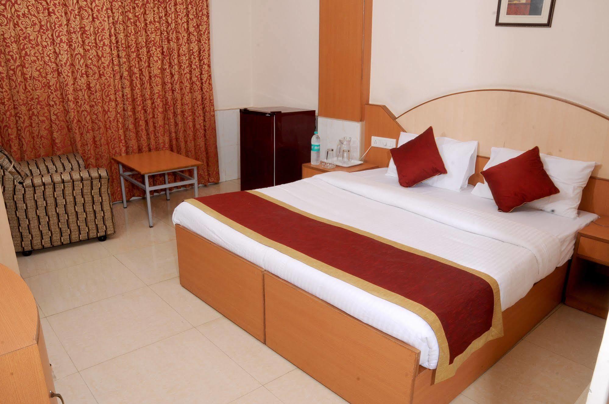 Oyo 9633 Hotel Srinidhi Residency Бангалор Экстерьер фото