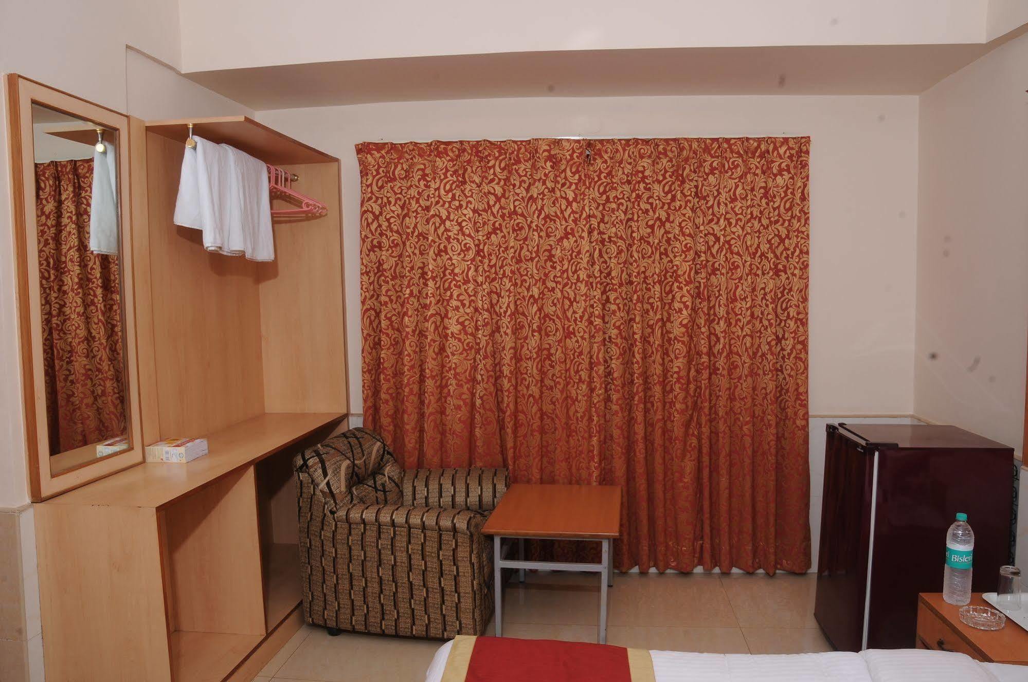 Oyo 9633 Hotel Srinidhi Residency Бангалор Экстерьер фото
