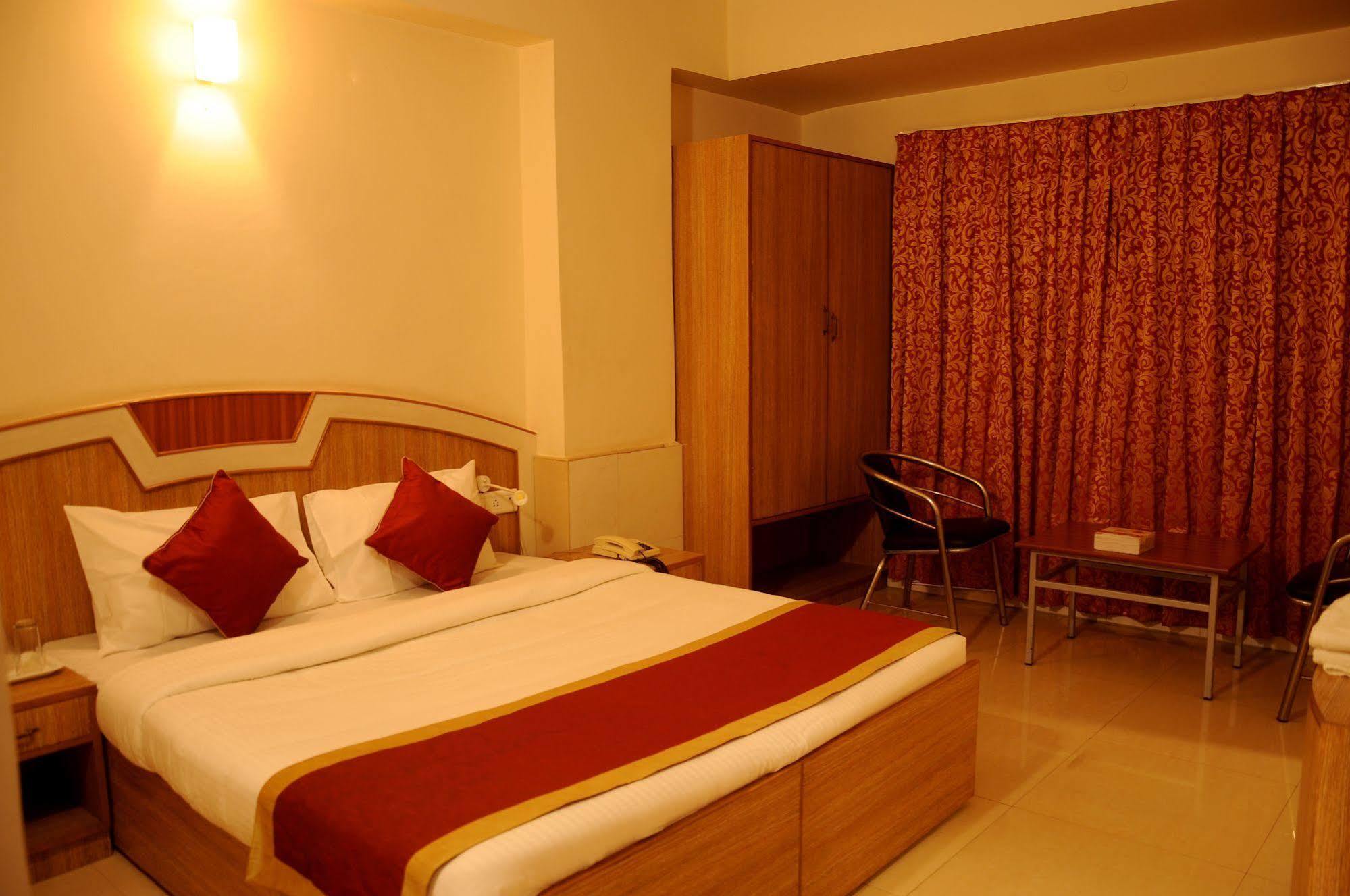 Oyo 9633 Hotel Srinidhi Residency Бангалор Экстерьер фото