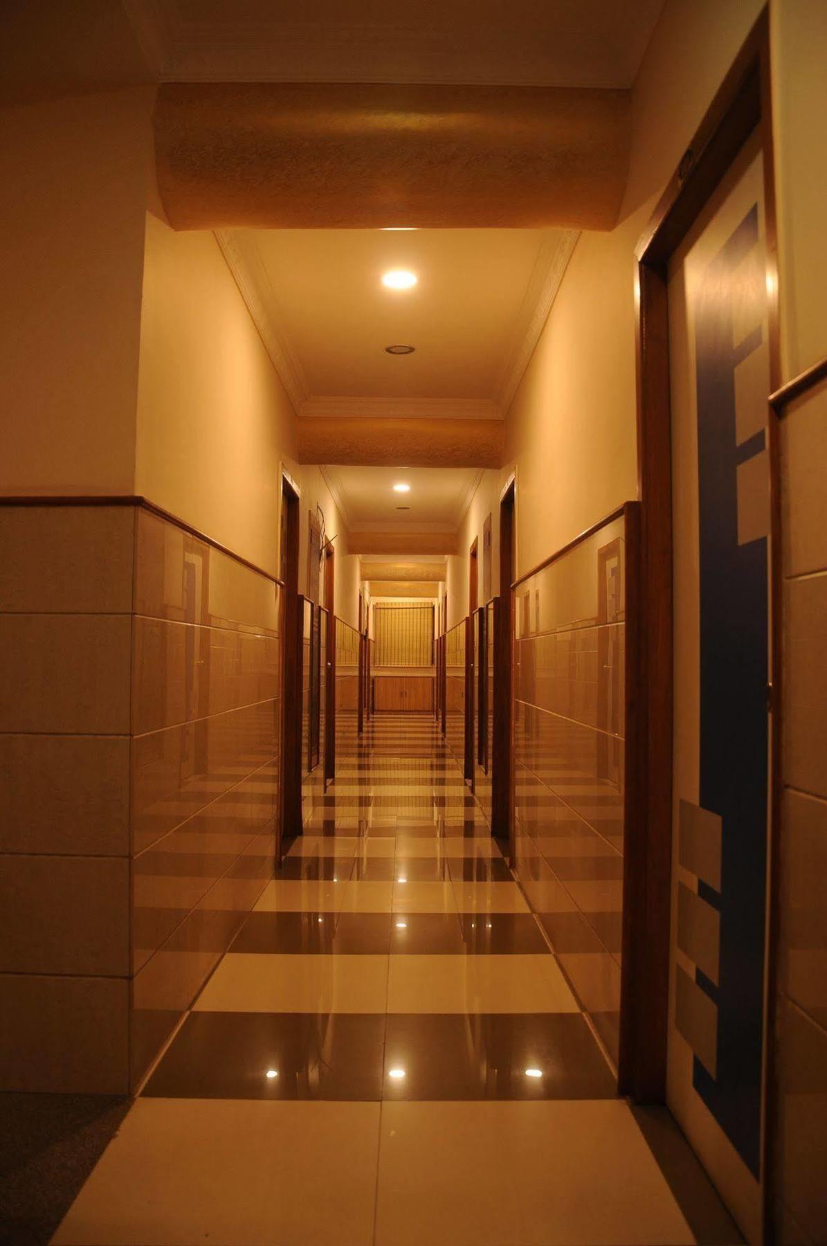 Oyo 9633 Hotel Srinidhi Residency Бангалор Экстерьер фото