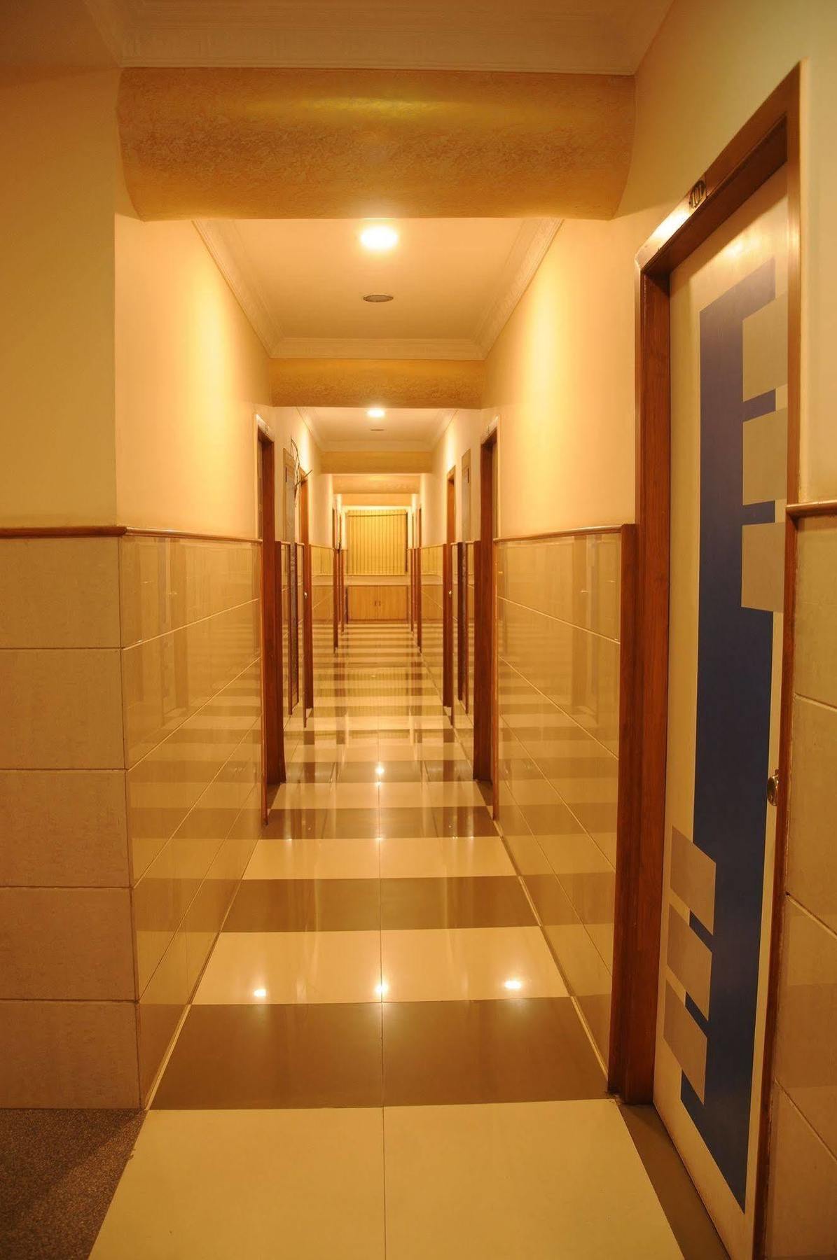 Oyo 9633 Hotel Srinidhi Residency Бангалор Экстерьер фото